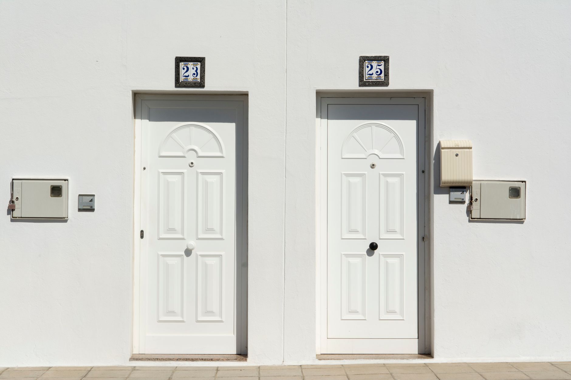 Draught excluder on front door – a simple way to save money on energy bills