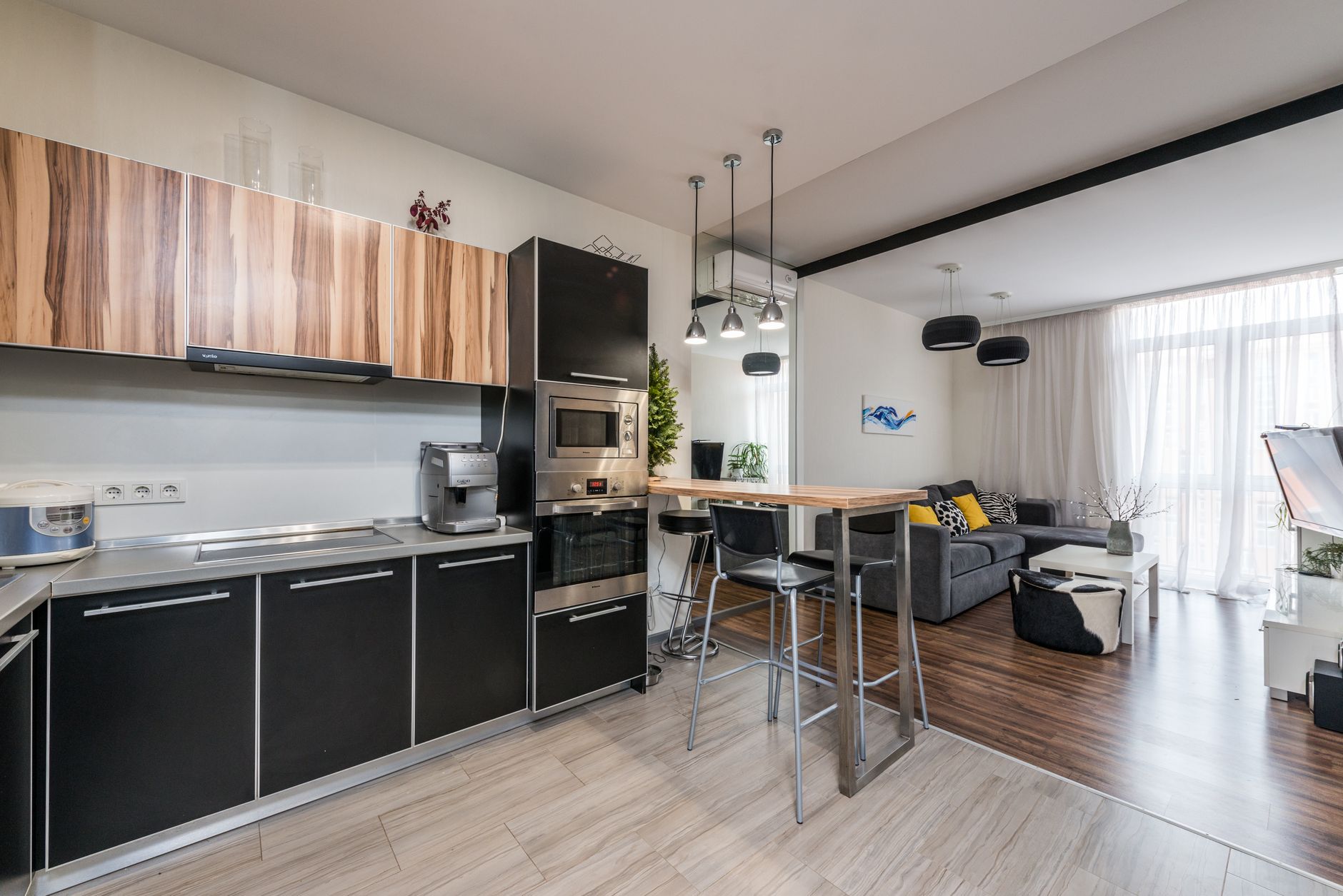 Stylishly decorated rented flat interior showing renter-friendly home décor UK ideas including peel-and-stick wallpaper and gallery wall